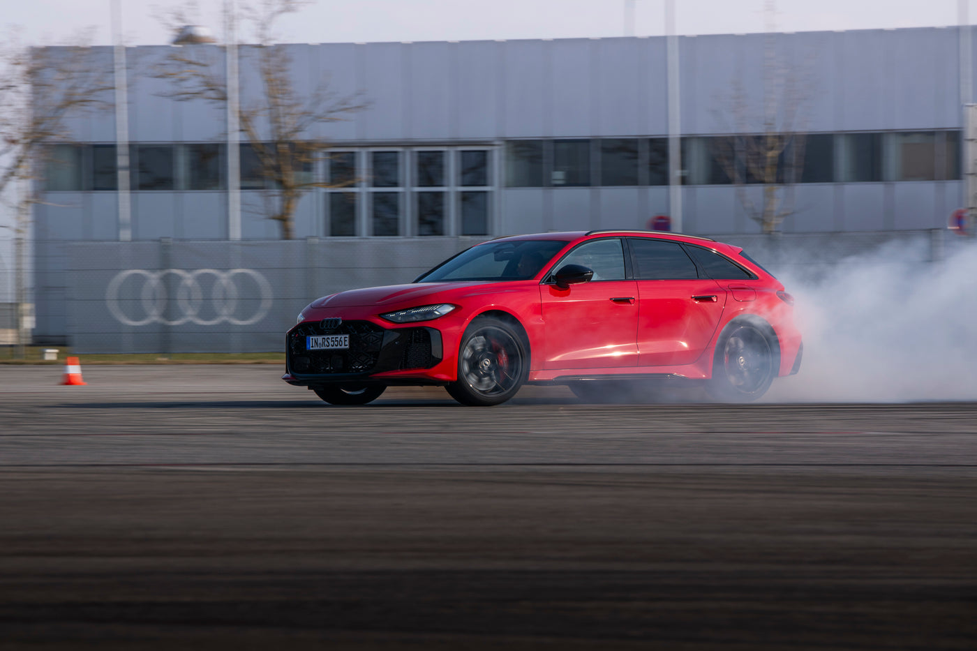 Audi RS 5 Avant (B10) in Misanorood, driftend op een testbaan