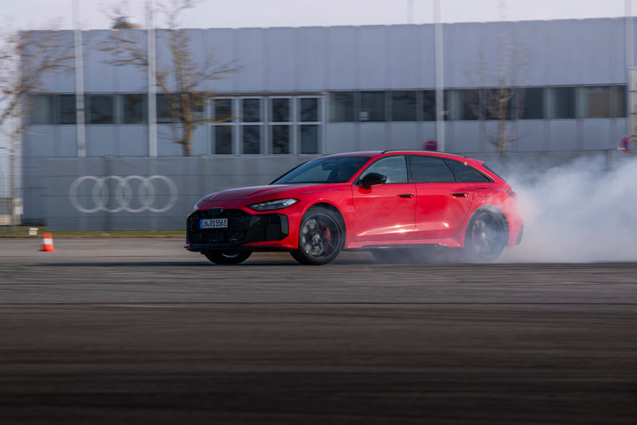 Audi RS 5 Avant (B10) in Misanorood, driftend op een testbaan